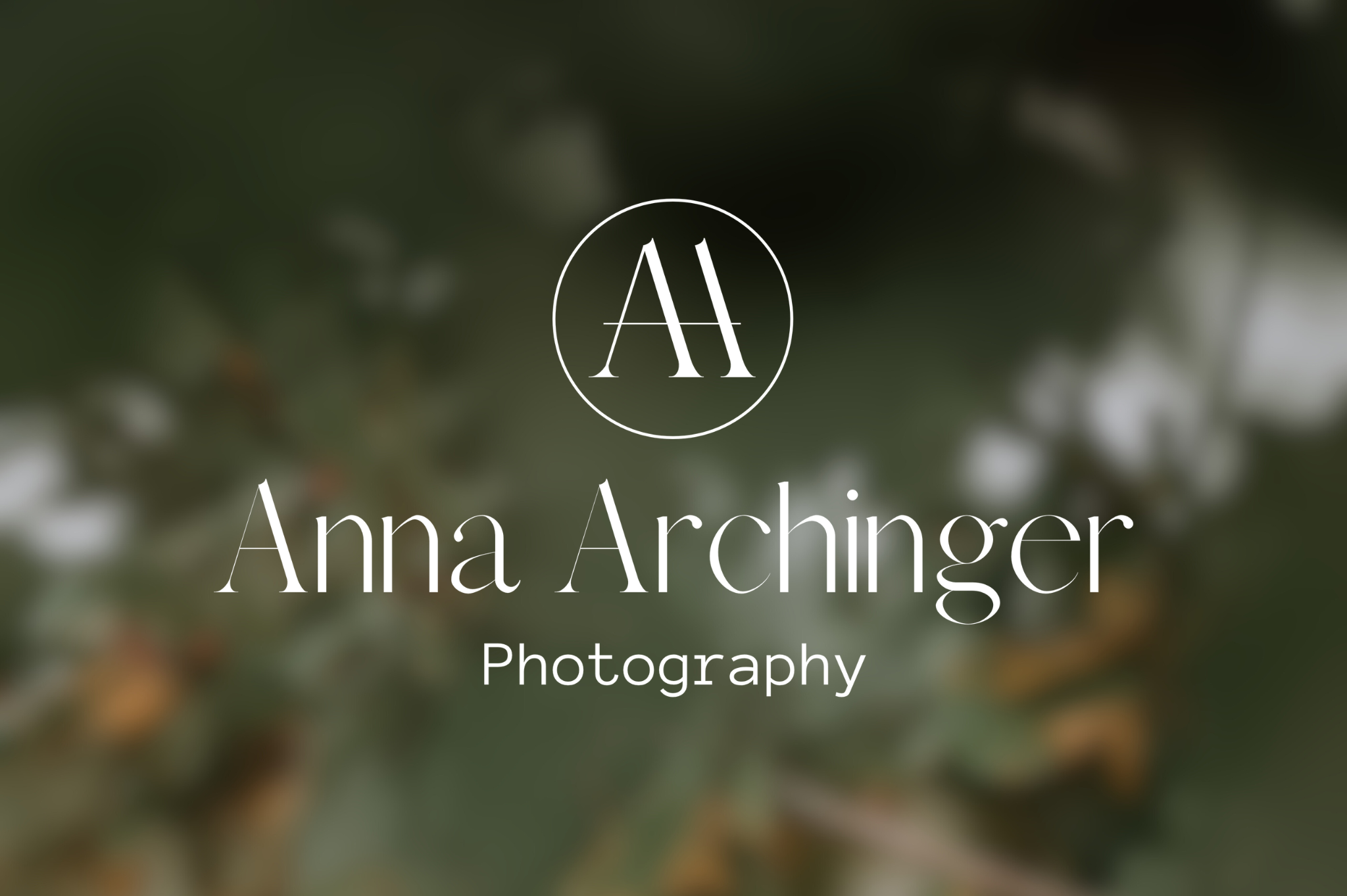 Logo-Design für Anna Archinger Photography: feine Typografie kombiniert mit einem minimalistischen Emblem.